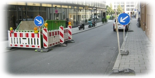 Containersicherung an einer Straße in Lehel. Containersicherung an einer Straße in München Lehel.